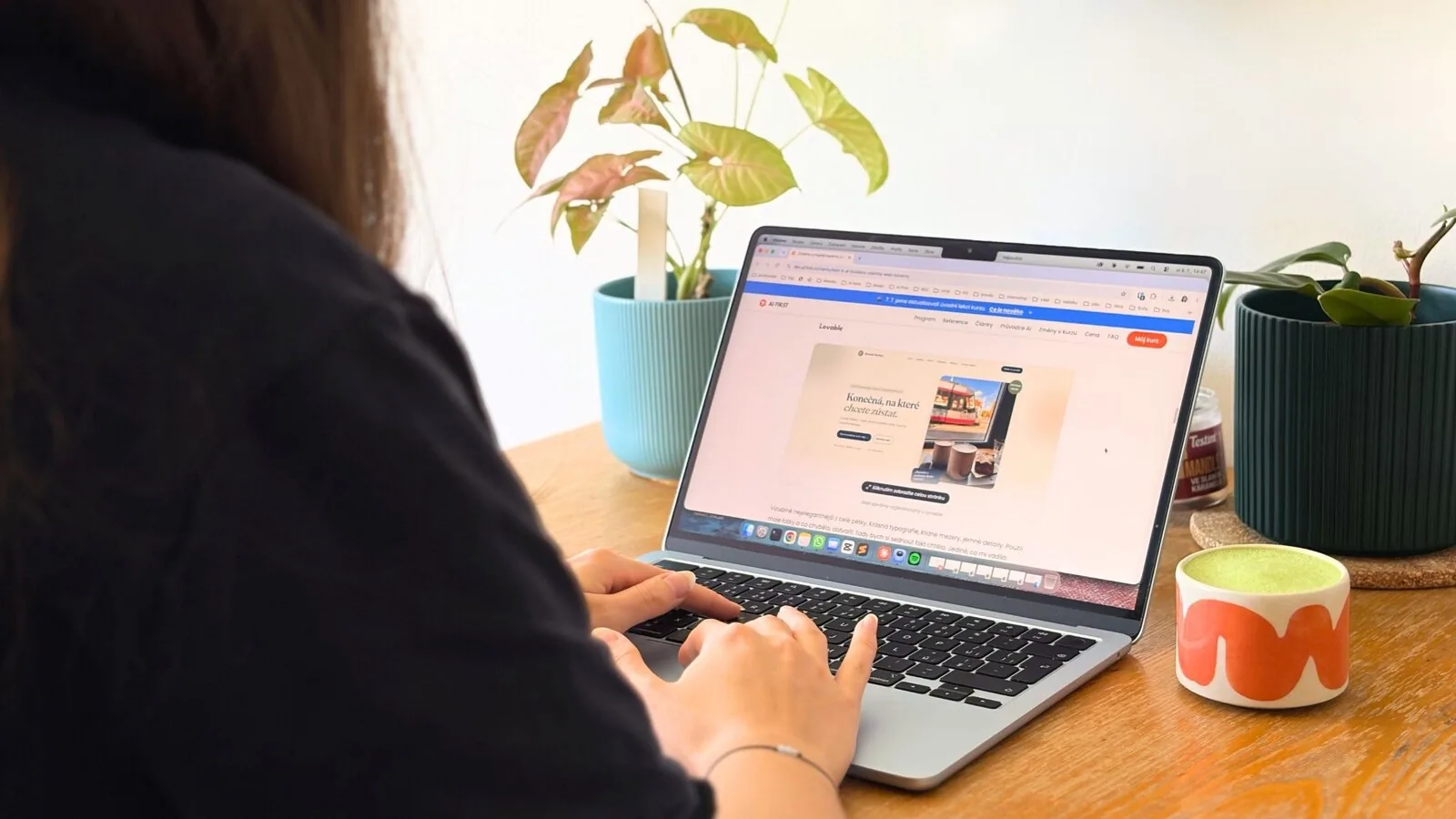 Zvládne si majitel kavárny udělat kvalitní web sám? Vyzkoušela jsem 5 AI nástrojů.