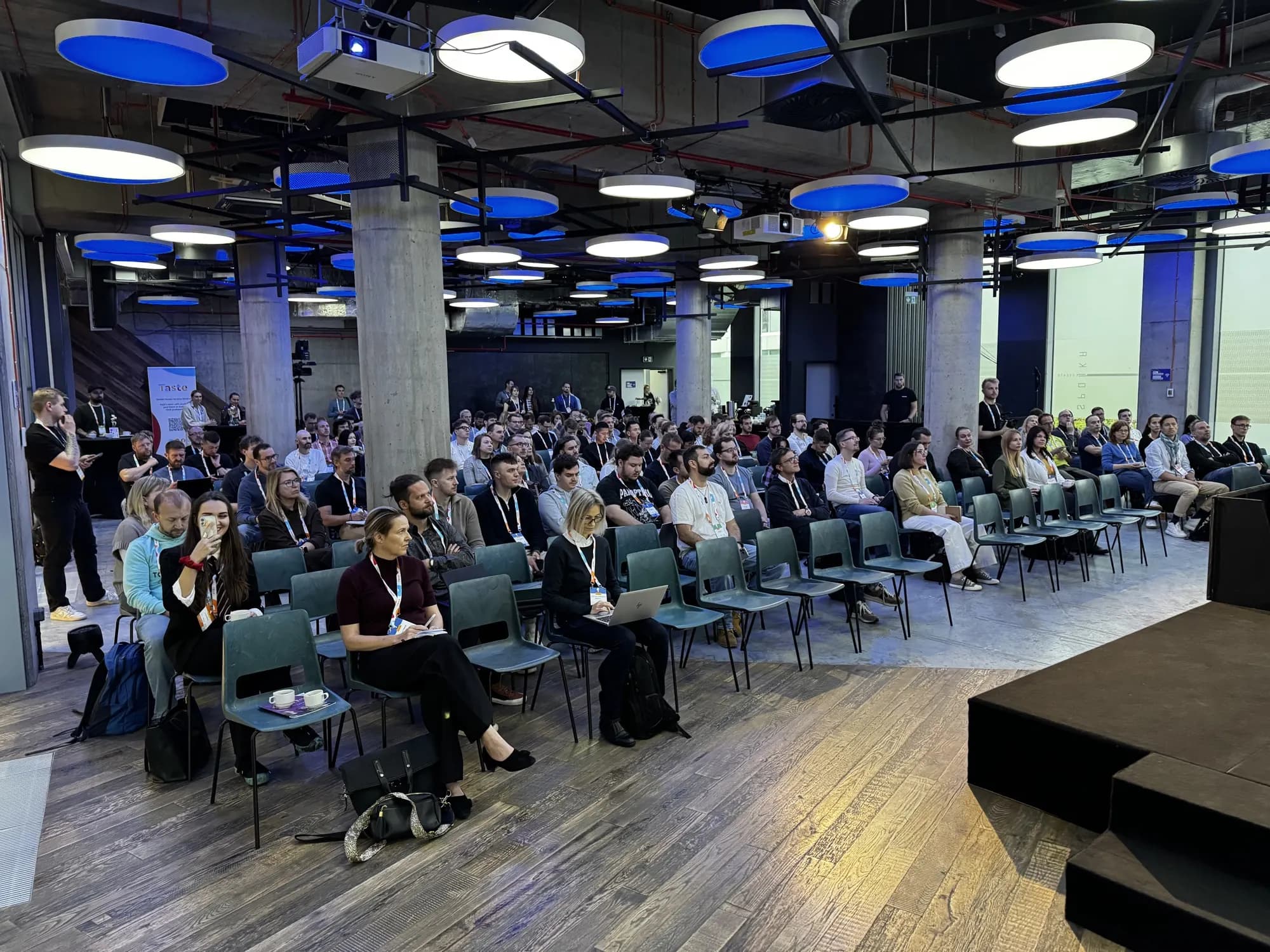Plný sál účastníků konference AI Restart v Praze