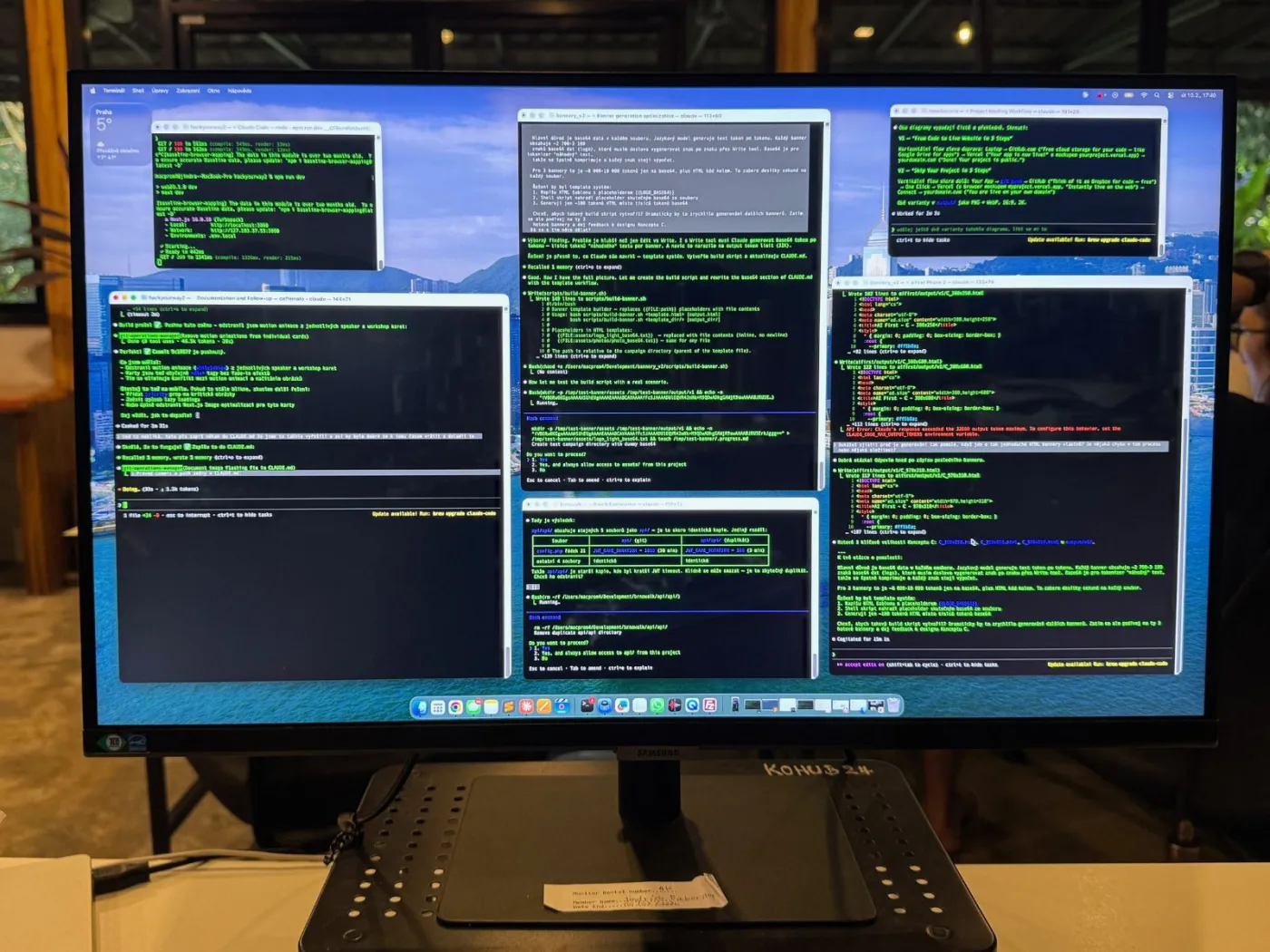 Několik souběžných sezení Claude Code běžících na monitoru