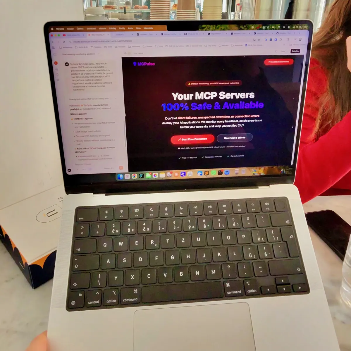 MacBook v kavárně s otevřenou landing page o MCP serverech, vibe coding v praxi