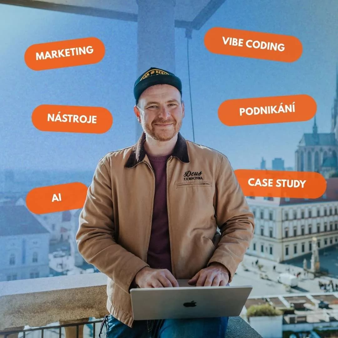 Jindra Fáborský s notebookem nad střechami Brna, kolem oranžové štítky marketing, vibe coding, nástroje, podnikání, AI a case study