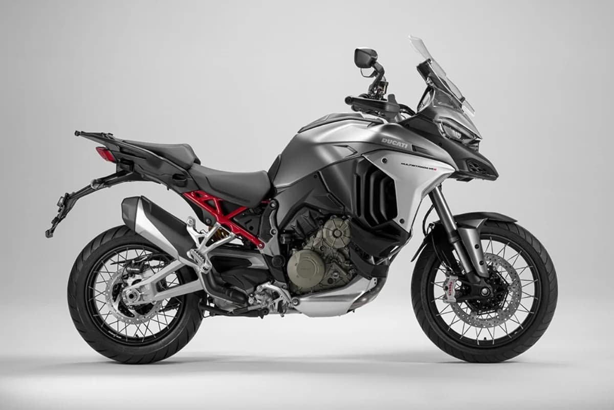 Katalogová fotka motorky Ducati na bílém pozadí