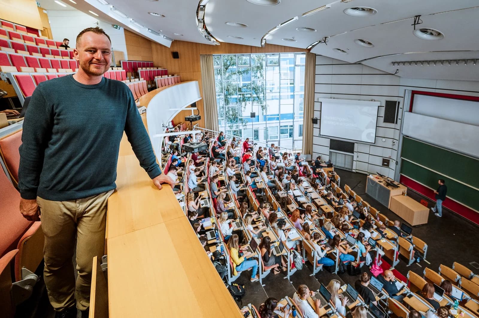 Jindřich Fáborský přednáší marketérům v plné posluchárně