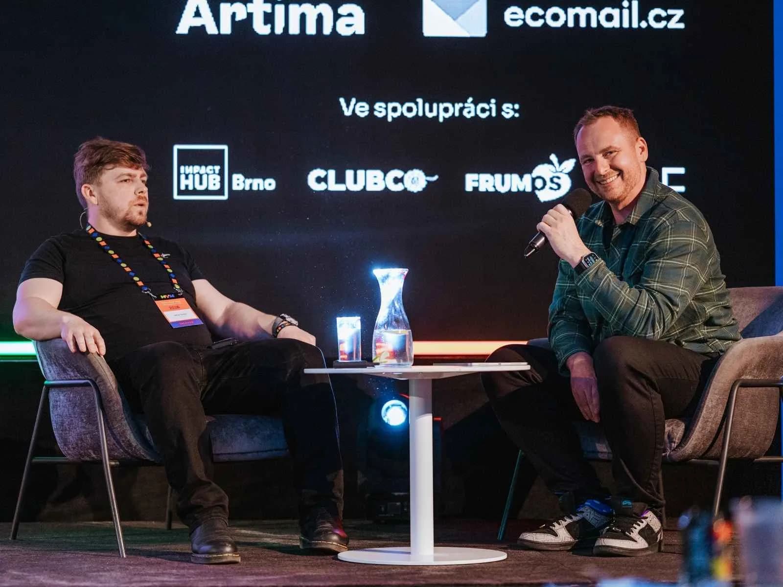 Jindřich Fáborský na pódiu konference Hack Your Way 2026